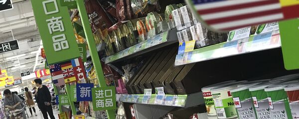 Women push a shopping cart near nuts and sweets imported from the United States and other countries displayed on a section selling imported foods at a supermarket in Beijing - 俄罗斯卫星通讯社