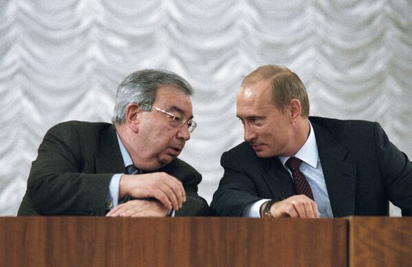 俄罗斯总统弗拉基米尔∙普京与俄罗斯工商会主席叶夫根尼∙普里马科夫交谈，2003年 - 俄罗斯卫星通讯社