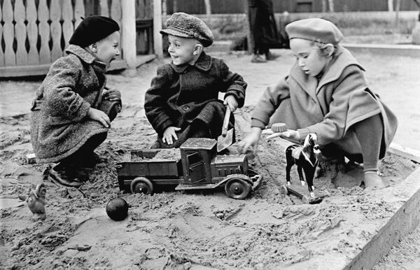 沙箱子中的孩子，1949年 - 俄羅斯衛星通訊社