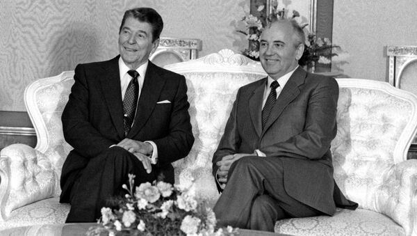 Генеральный секретарь ЦК КПСС Михаил Горбачев и Президент США Рональд Рейган во время беседы в Кремле - 俄罗斯卫星通讯社