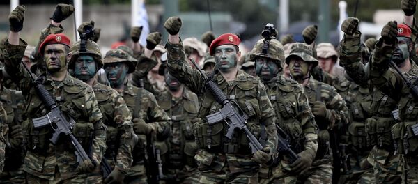 Солдаты армии Греции во время военного парада в Афинах Солдаты армии Греции во время военного парада в Афинах - 俄罗斯卫星通讯社