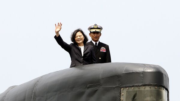 Taiwan's President Tsai Ing-wen, left, waves from a Zwaardvis-class submarine - 俄羅斯衛星通訊社