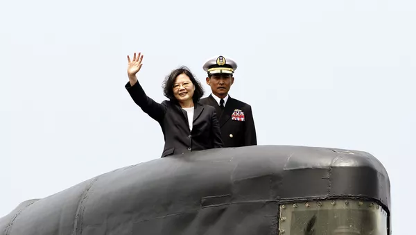 Taiwan's President Tsai Ing-wen, left, waves from a Zwaardvis-class submarine - 俄羅斯衛星通訊社