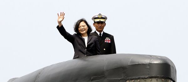 Taiwan's President Tsai Ing-wen, left, waves from a Zwaardvis-class submarine - 俄罗斯卫星通讯社