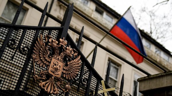 Герб на ограде здания российского посольства в Лондоне - 俄罗斯卫星通讯社