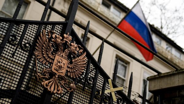 Герб на ограде здания российского посольства в Лондоне - 俄羅斯衛星通訊社