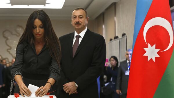 Президент Азербайджана Ильхам Алиев с женой Мехрибан на избирательном участке в Баку - 俄羅斯衛星通訊社