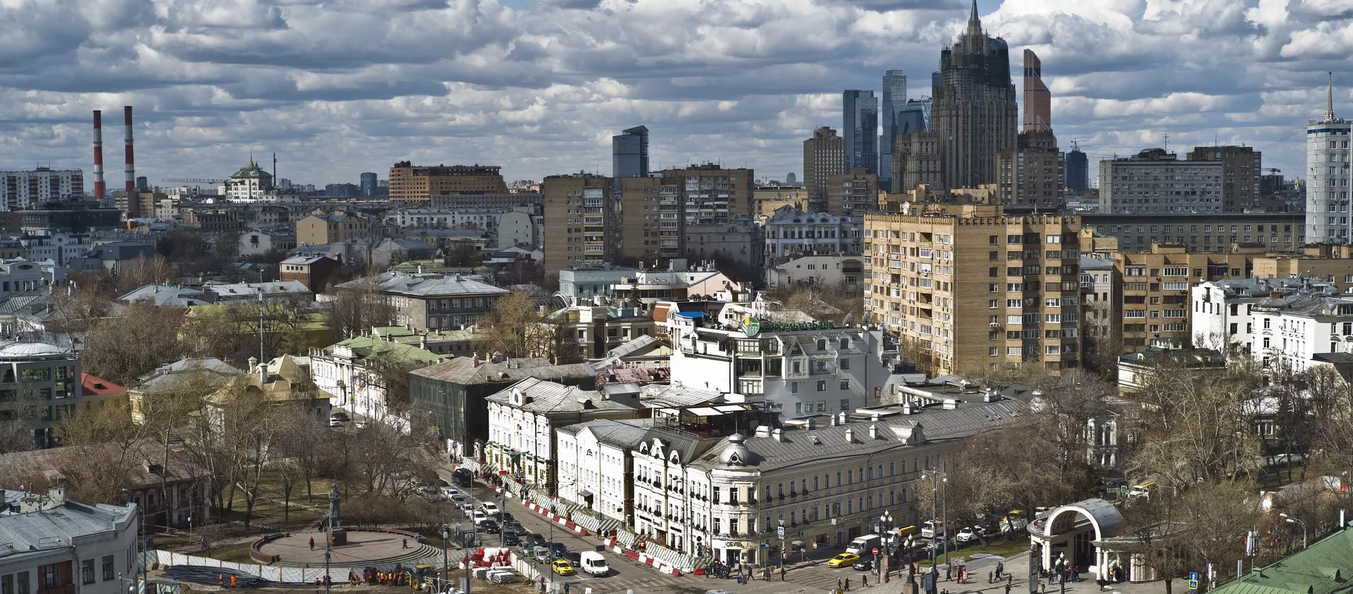 Вид на центр Москвы, площадь Пречистенские Ворота (на первом плане), здание МИД РФ и Московский международный деловой центр Москва-Сити (на дальнем плане) с храма Христа Спасителя - 俄羅斯衛星通訊社, 1920, 24.03.2021