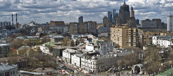 Вид на центр Москвы, площадь Пречистенские Ворота (на первом плане), здание МИД РФ и Московский международный деловой центр Москва-Сити (на дальнем плане) с храма Христа Спасителя - 俄罗斯卫星通讯社