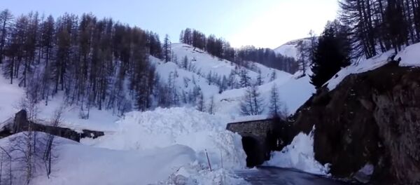 法国雪崩 道路数秒被埋(视频) 法国雪崩 道路数秒被埋(视频) - 俄罗斯卫星通讯社