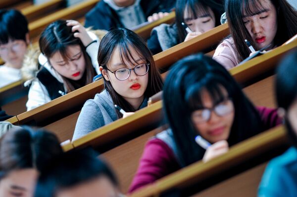 陈伟志表示，今年全国两会期间他提交了关于推进全国中考、高考英语科目改革的提案 - 俄罗斯卫星通讯社