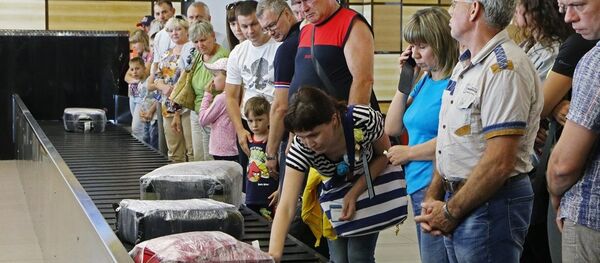 莫斯科机场一女乘客从行李运输带进入机场技术区 - 俄罗斯卫星通讯社