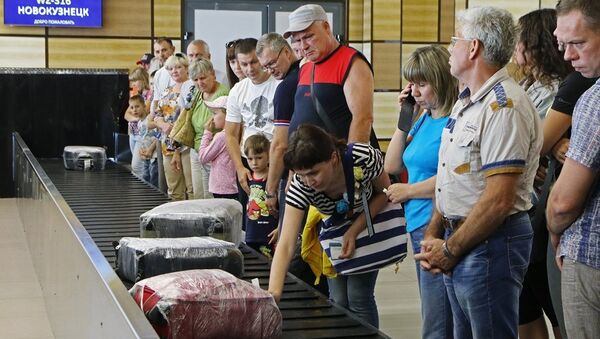 莫斯科機場一女乘客從行李運輸帶進入機場技術區 - 俄羅斯衛星通訊社