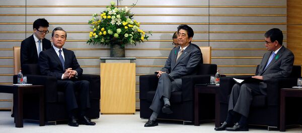 Chinese government's top diplomat, State Councillor Wang Yi meets with Japan's Prime Minister Shinzo Abe and Foreign Minister Taro Kono Chinese government's top diplomat, State Councillor Wang Yi meets with Japan's Prime Minister Shinzo Abe and Foreign Minister Taro Kono - 俄罗斯卫星通讯社