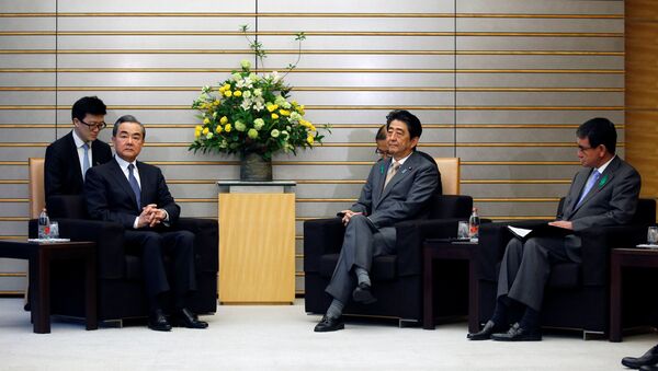 Chinese government's top diplomat, State Councillor Wang Yi meets with Japan's Prime Minister Shinzo Abe and Foreign Minister Taro Kono - 俄羅斯衛星通訊社