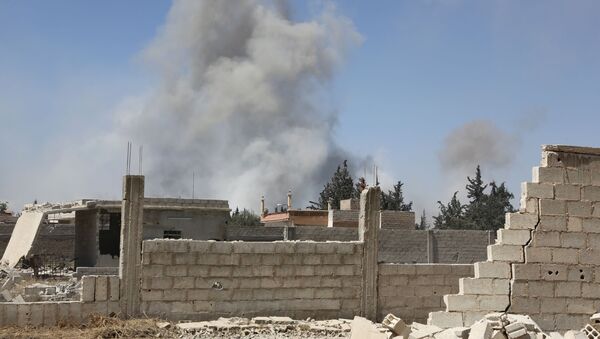 Дым от авиаобстрела сирийского города Дума - 俄罗斯卫星通讯社