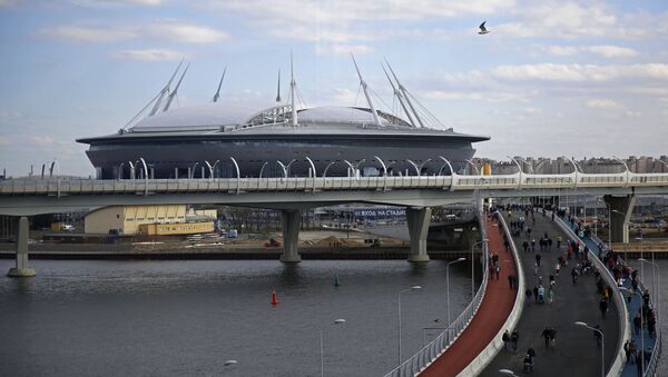 Болельщики на мосту к стадиону Санкт-Петербург Арена в Санкт-Петербурге - 俄羅斯衛星通訊社