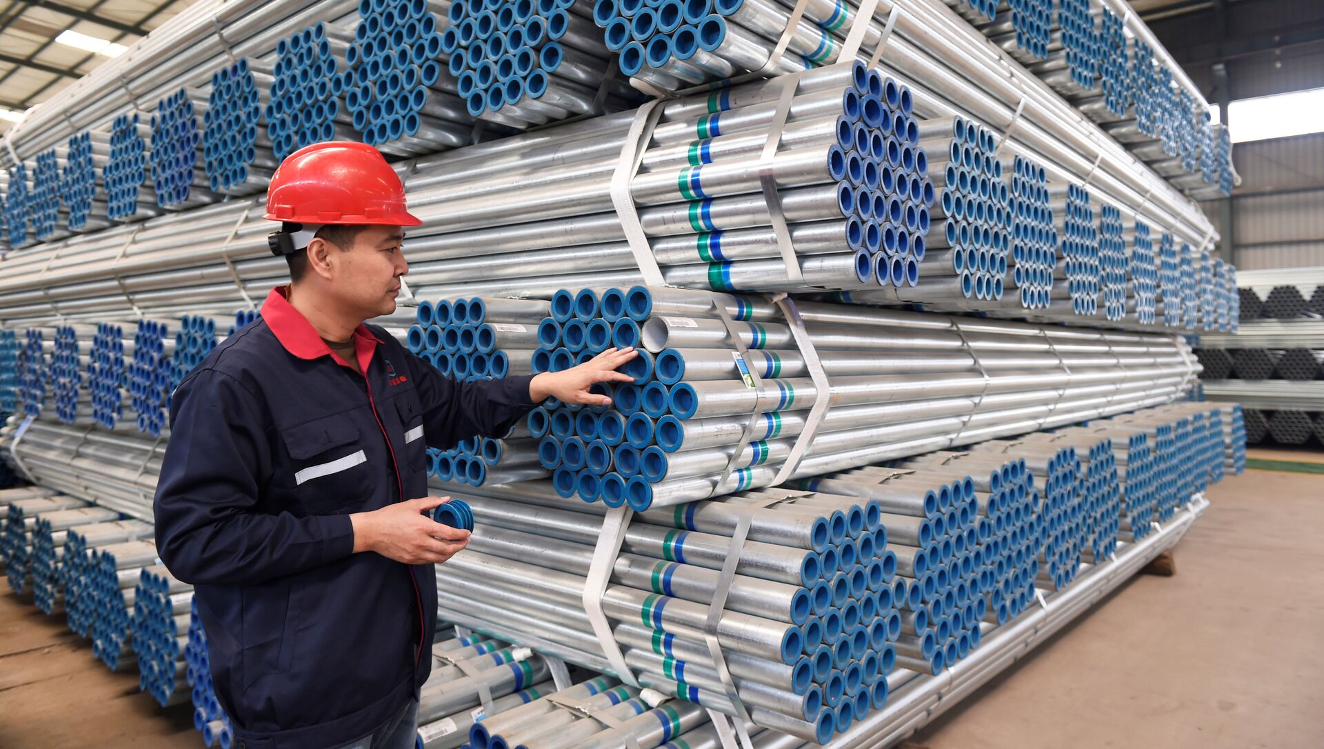 A worker inspects steel pipes at a warehouse in Zouping county, Shandong province - 俄羅斯衛星通訊社, 1920, 01.11.2021