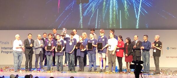 莫大首捧国际大学生程序设计竞赛冠军奖杯 - 俄罗斯卫星通讯社