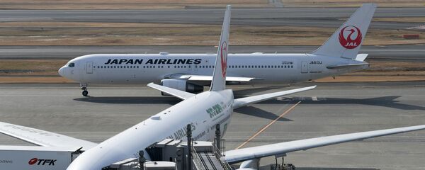 A Japan Airlines (JAL) passenger jet taxies at Haneda International Airport in Tokyo - 俄羅斯衛星通訊社