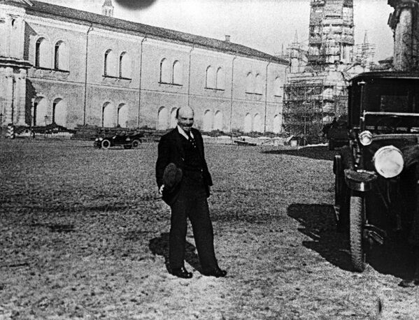 列宁在克里姆林宫散步，1918年 - 俄罗斯卫星通讯社