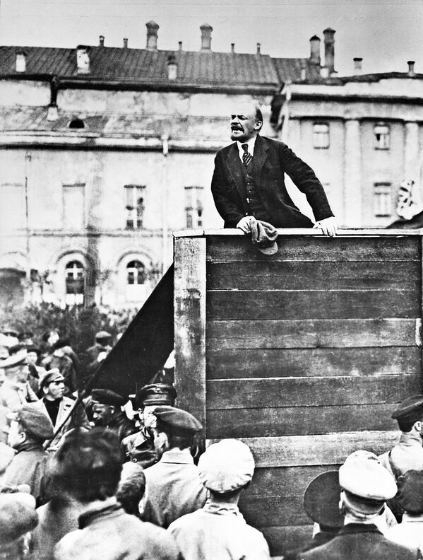 列寧在莫斯科閱兵式上發表講話。 - 俄羅斯衛星通訊社