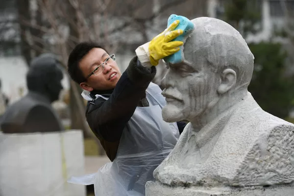 一名志愿者在清洗列宁雕像。 - 俄罗斯卫星通讯社