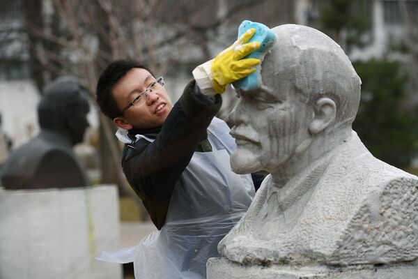 一名志願者在清洗列寧雕像。 - 俄羅斯衛星通訊社