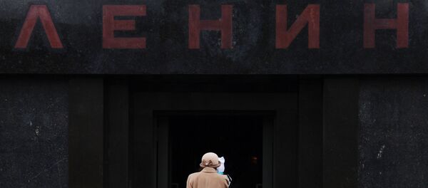 Посетители заходят в Мавзолей В.И. Ленина на Красной площади, который открылся после ремонта, 2017 год - 俄罗斯卫星通讯社