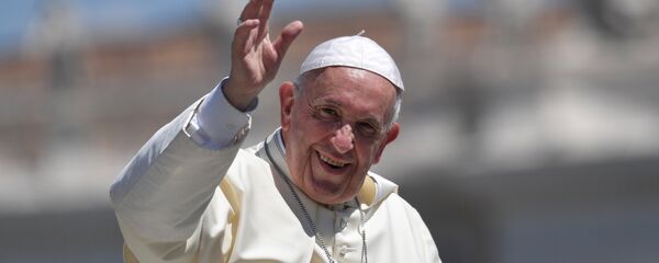 Pope Francis waves to the faithful - 俄罗斯卫星通讯社