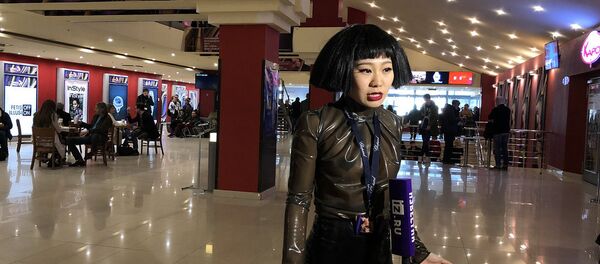 俄罗斯版《好声音》音乐选秀电视节目参赛者、莫斯科“果戈里中心”剧院女演员、29岁的中国姑娘杨歌在莫斯科国际电影节上作为导演推出电影处女作。 - 俄罗斯卫星通讯社