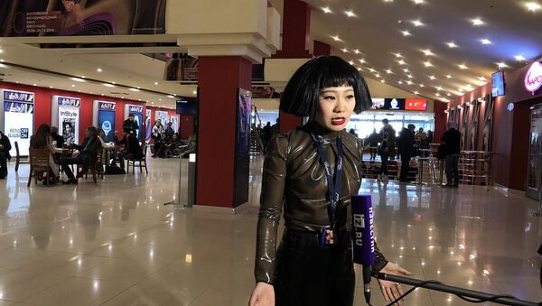 俄羅斯版《好聲音》音樂選秀電視節目參賽者、莫斯科“果戈里中心”劇院女演員、29歲的中國姑娘楊歌在莫斯科國際電影節上作為導演推出電影處女作。 - 俄羅斯衛星通訊社