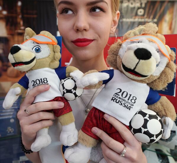 2018年俄羅斯世界杯官方吉祥物——毛絨玩具公仔小狼“扎比瓦卡”。 - 俄羅斯衛星通訊社