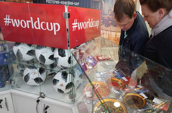 游客在世界杯官方商店挑选纪念品。 - 俄罗斯卫星通讯社
