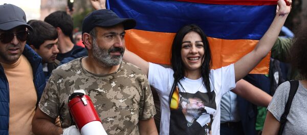 Лидер протестного движения Мой шаг Никол Пашинян (второй слева) на митинге в Ереване в связи с отставкой премьер-министра Сержа Саргсяна - 俄羅斯衛星通訊社