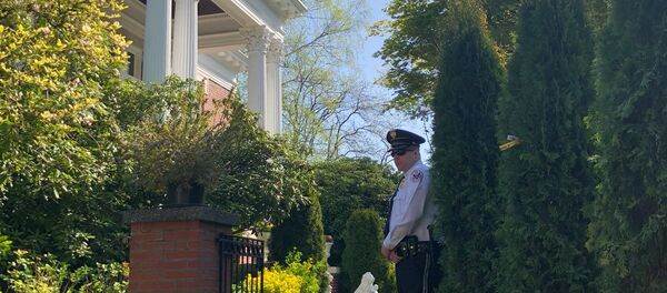 美国西雅图当地官员进入俄驻西雅图领事馆官邸内 - 俄罗斯卫星通讯社