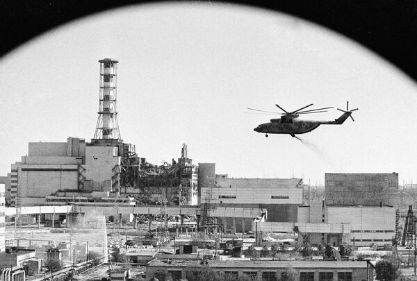 發生事故後，直升機在進行消除切爾諾貝利核電站區域內房屋的放射性污染工作 - 俄羅斯衛星通訊社