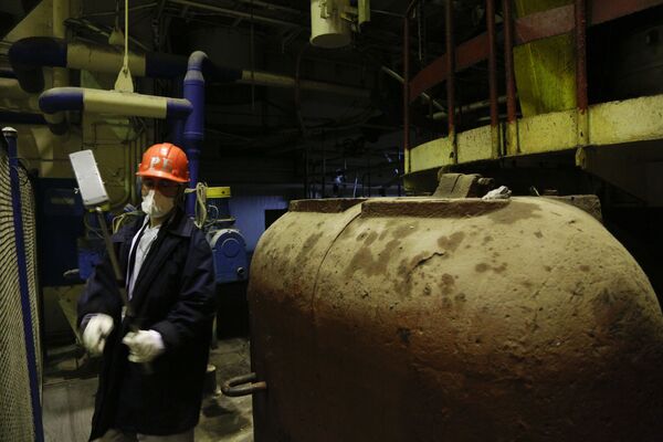 工作人员在检查切尔诺贝利核电站区域内的辐射水平 - 俄罗斯卫星通讯社