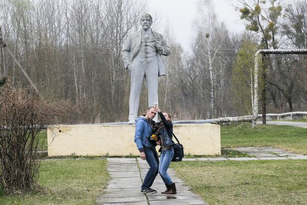 記者在烏克蘭切爾諾貝利的列寧紀念碑前自拍 - 俄羅斯衛星通訊社