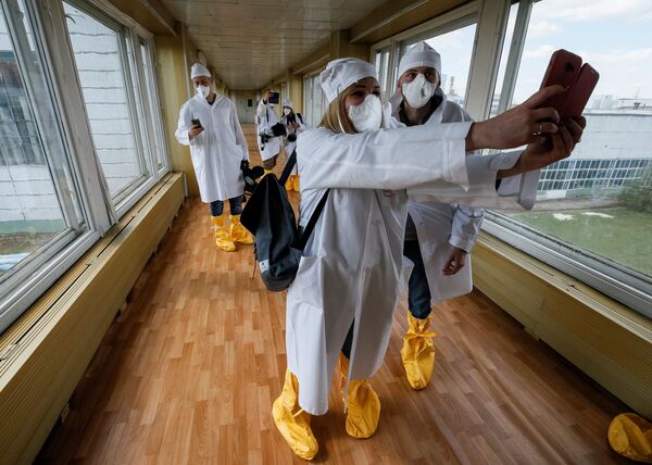 記者在去切爾諾貝利核電站時拍照，2018年 - 俄羅斯衛星通訊社