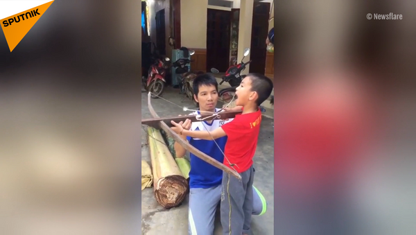 越南一父亲用弓箭给儿子拔牙 - 俄罗斯卫星通讯社