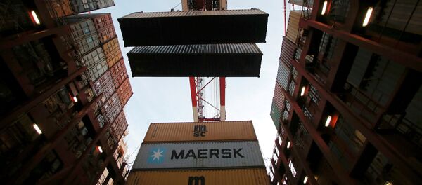 Containers are seen unloaded from the Maersk's Triple-E giant container ship Maersk Majestic, one of the world's largest container ships, at the Yangshan Deep Water Port - 俄羅斯衛星通訊社