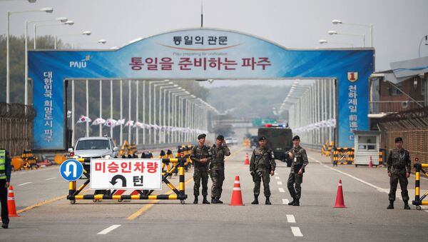 South Korean soldiers stand guard at a checkpoint on the Grand Unification Bridge that leads to the Peace House, the venue for the Inter-Korean summit, near the demilitarized zone separating the two Koreas, in Paju - 俄罗斯卫星通讯社