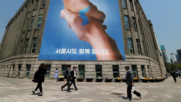 A large banner adorns the exterior of City Hall ahead of the upcoming summit between North and South Korea in Seoul - 俄罗斯卫星通讯社