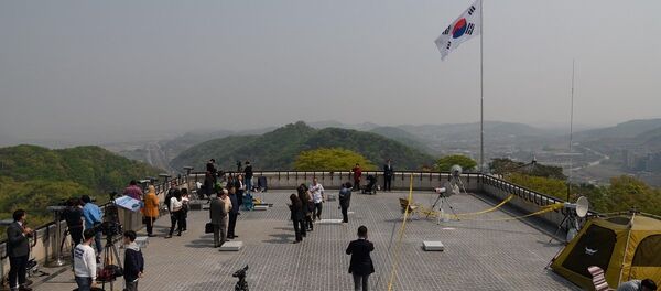 Журналисты собрались на смотровой площадке с видом на демилитаризованную зону Журналисты собрались на смотровой площадке с видом на демилитаризованную зону - 俄羅斯衛星通訊社