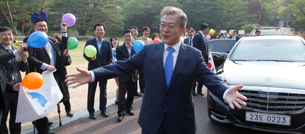 Президент Южной Кореи Мун Чжэ Ин во время межкорейского саммита в деревне Пханмунджом в демилитаризованной зоне, разделяющей две Кореи Президент Южной Кореи Мун Чжэ Ин во время межкорейского саммита в деревне Пханмунджом в демилитаризованной зоне, разделяющей две Кореи - 俄罗斯卫星通讯社