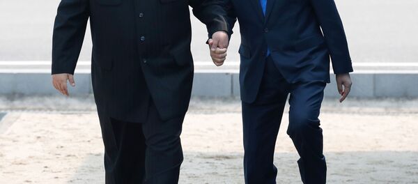 Лидеры Северной и Южной Корей Ким Чен Ын и Мун Чжэ Ин во время встречи в деревне Пханмунджом в демилитаризованной зоне, разделяющей две Кореи - 俄羅斯衛星通訊社