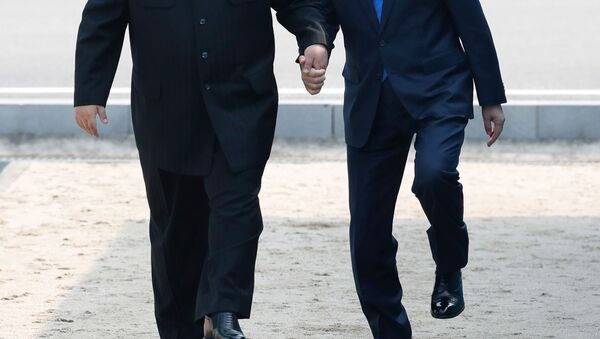 Лидеры Северной и Южной Корей Ким Чен Ын и Мун Чжэ Ин во время встречи в деревне Пханмунджом в демилитаризованной зоне, разделяющей две Кореи - 俄罗斯卫星通讯社