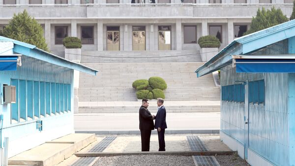 Лидеры Северной и Южной Корей Ким Чен Ын и Мун Чжэ Ин во время встречи в деревне Пханмунджом в демилитаризованной зоне, разделяющей две Кореи - 俄罗斯卫星通讯社