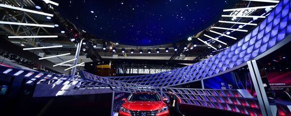 Посетитель рассматривает автомобиль Changan Eado XT на Пекинском автошоу 2018, Китай - 俄罗斯卫星通讯社